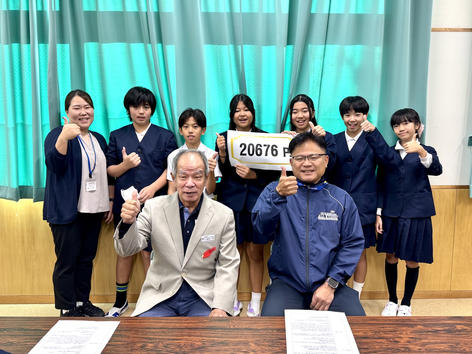 屋良小学校にて赤い羽根共同募金（学校募金）の贈呈式が行われました